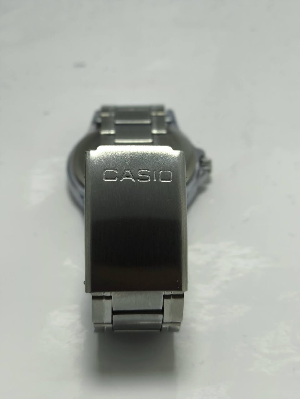 هذه ساعة Casio MTP-1381D-1AV رجالية.. هاي موصفاتها طلعت ما اعرف اصلي عادي على اول تم 30 الف وبالعافية

تأتي الساعة بحركة كوارتز يابانية دقيقة مع عرض لليوم والتاريخ.الهيكل والسوار مصنوعان من الستانلس ستيل المتين مع مشبك ثلاثي الطيات.تتميز بمقاومة للماء حتى عمق 50 متراً (5 بار)، مما يجعلها مناسبة للاستخدام اليومي
.مقاومة الماء: حتى عمق 50 مترًا (5 بار)، مما يجعلها مناسبة للاستخدام اليومي مثل الوضوء ورذاذ المطر.
عمر البطارية: يصل إلى 3 سنوات تقريبًا (نوع البطارية: SR920SW)
.الدقة: دقة الوقت ±20 ثانية في الشهر.نوع الحركة: كوارتز (Quartz) ياباني دقيق


**إذا كنت صاحب هذا الإعلان وتريد حذفه لأي سبب، رجاءا أرسل رسالة إلى الدعم الفني**
