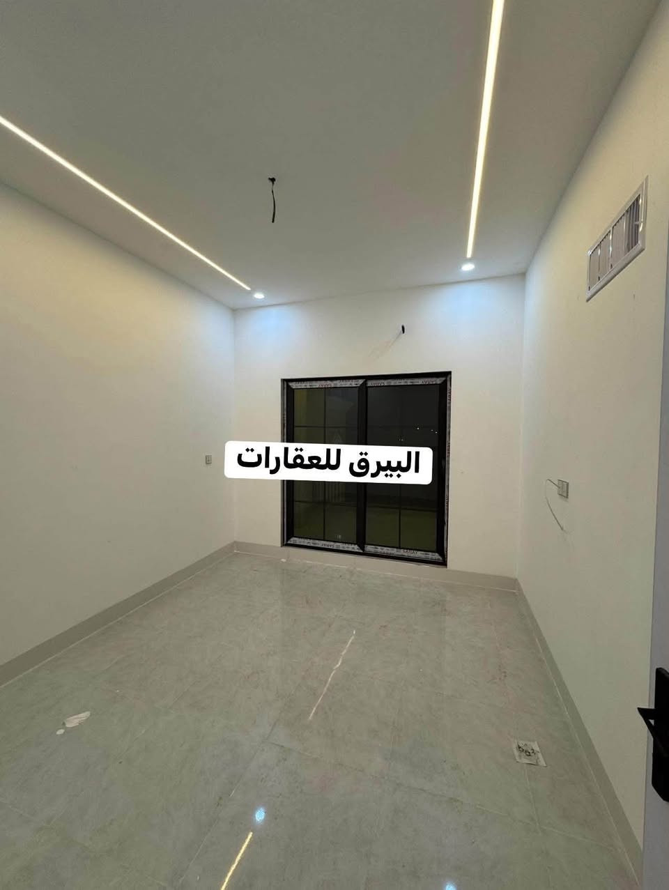 إعلان رقم ( 488) 

منزل الأحلام بانتظارك.. تصميم عصري وفخامة تلبي طموحك
إذا كنت تبحث عن الأناقة، واستغلال المساحات الذكي، والتشطيب "الديلوكس"، فهذا العقار مصمم خصيصاً لك ولعائلتك. شاهد تفاصيل الفخامة في الصور المرفقة

#العنوان كركوك - #حي_الدولار - خلف عمارة الجدوع 

 المساحة: 150 متر مربع (مستغلة بالكامل بذكاء هندسي).

 الواجهة: 7.5 متر بإطلالة مودرن وإضاءة ليلية ملكية.

 عدد الغرف: 4 غرف نوم واسعة ومريحة تناسب العوائل.

 المطبخ: نظام (حار / بارد) لعزل الروائح والطبخ براحة تامة، مع تصميم مفتوح يعطي اتساعاً للمنزل.
 أبرز المميزات:
 أرضيات وديكورات داخلية حديثة مع إنارة مخفية (LED) تضفي لمسة من الدفء والجمال.
 حمامات ومرافق صحية مجهزة بأحدث التصاميم العصرية.

العقار #حصرًا لدى مكتبنا 
بأمكانكم عـرض عقارتكم لدينا سواءً كانت #بيــع أو ايـجـار 

للاستفسار
 الاتصال *********** رشوان المفرجي 

 يتوفر واتساب - تلكرام  

او مراجعة مكتب [ البيرق للعقار ]حي عدن سايدين مدينة العاب كركوك  قرب جامع تحسين صوراني مقابل ثانوية امداد للبنات
