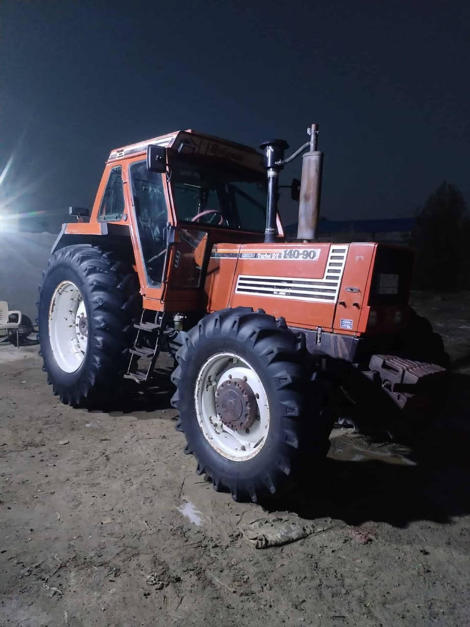 سلام عليكم) للبيع مكينه فيات حجم 140 فول مواصفات 
تكمه عريضه اكسن بارز حنيه بشاصي بك بالصفحه مكينه خير من الله مال جناي ماتذب عليها ولاربع كبل للشغل 
رقم بابل تحويل مباشر  سنويه لل28 المكان ديوانيه مكلف بالنشر اتصل ***********
