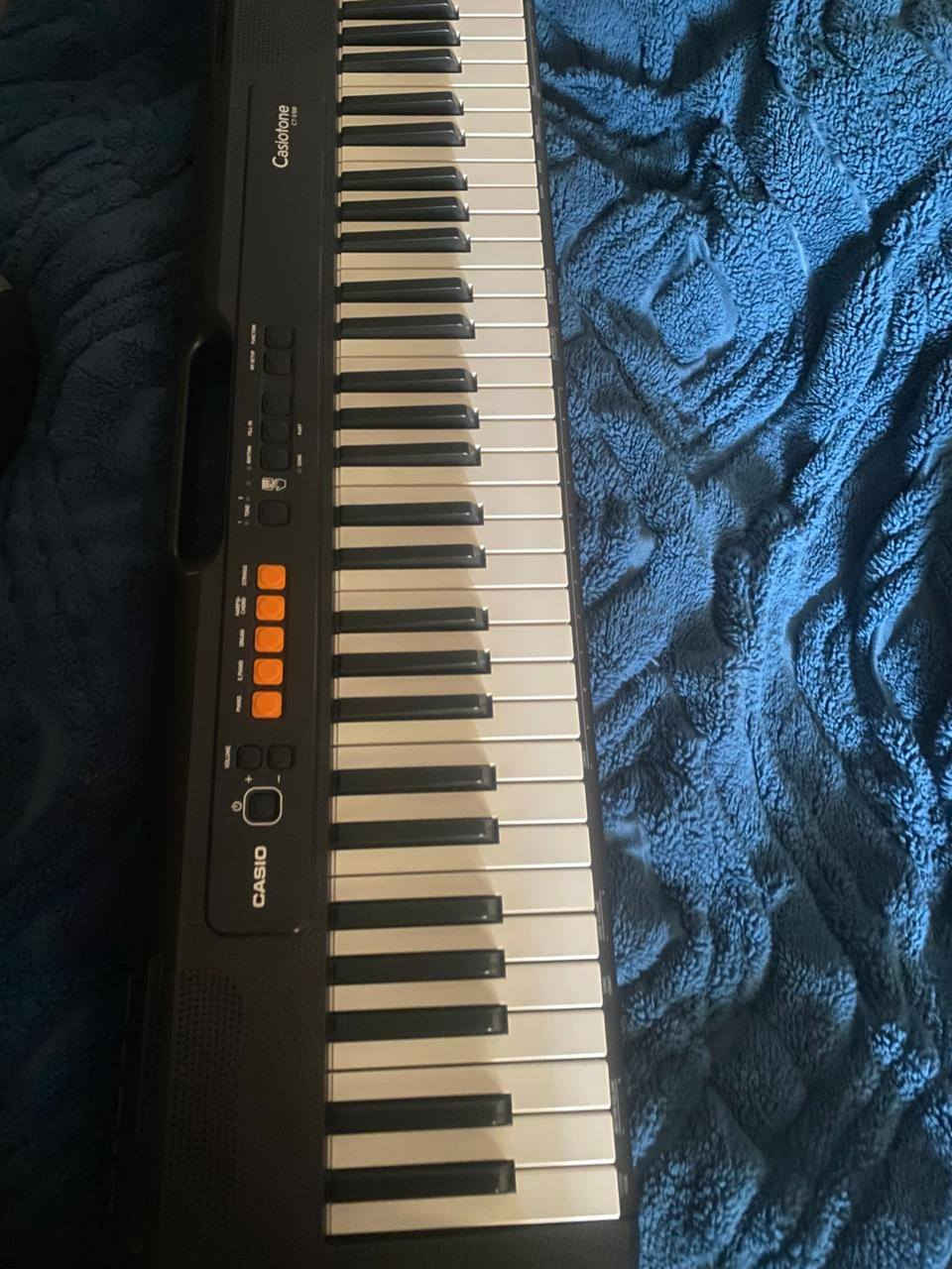 بيانو كاسيو CT-s100 غربي يحتوي على 166 صوت 
للبيع  مكاني بغداد يوجد توصيل للمحافظات
للاستفسار ***********
