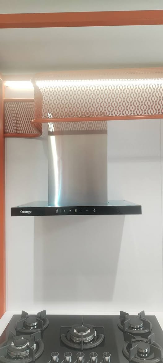 تعد مرشحات هواء أورنج (Orange) حجم 60 سم خياراً ممتازاً للمطابخ العصرية، وتتوفر بموديلات مثل O-60CT-DSC أو TE-OH60T-BG2،

السعر الجديد 265 الف ✅
السعر القديم  285  الف ❌ 

المميزات:
 وتتميز بتصميم أنيق (أسود أو ستيل) وتعمل باللمس مع ميزات التنظيف التلقائي، 3 سرعات، فلتر فحم، ومصابيح إضاءة هالوجين، وتناسب المساحات الصغيرة والمتوسطة بفعالية. 
أبرز مواصفات ومميزات مرشحة أورنج 60 سم:
الأبعاد: 60 سم مناسب للمساحات الصغيرة والمطابخ العصرية.
نوع التحكم: تحكم باللمس (Touch Control) بالإضافة إلى خاصية التحكم عن طريق الموجة (Gesture Control) في بعض الموديلات.
الفلاتر: تأتي مع فلاتر فحمي (لإزالة الروائح) وفلاتر فولاذية قابلة للتنظيف (عادةً 2 أو 3).
الأداء: تنظيف تلقائي (Auto Clean) و3 مستويات سرعة لتناسب كثافة الطهي.
الإضاءة: مزودة بمصابيح هالوجين أو LED لرؤية واضحة أثناء الطهي.
التصميم واللون: تتوفر بألوان مثل الأسود الأنيق أو الستيل المقاوم للصدأ.

تعتبر هذه الشفاطات مثالية للتخلص من الروائح والدهون بفضل قوة السحب العالية وتصميمها الفعال.

للحجز والاستفسار *********** واتساب
للحجز والاستفسار *********** واتساب
للحجز والاستفسار *********** واتساب

تتوفر خدمة التوصيل مجاني كافة مناطق بغداد
