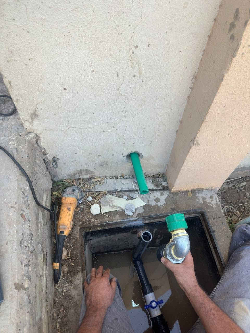 السلام عليكم الأخوه الكرام
جانب من عملنا هذا اليوم اصلاح بوري ضخ رئيسي لأحد العمارات مجمع 2 وتم تبديل القطع القديمه التالفه والحمدلله... اخوكم الفني أبو أحمد للتاسيسات الصحيه والكهربائيه وصيانة كافة شبكات المجمع/ مي- كهرباء- مجاري اصلاح التانكيات المثقوبه صيانة منظومات Ro وباقي الفنيات الآخرى....
موبايل الخدمه ( ***********)(***********) من سكنة المجمع ... بخدم----تكم دائما
