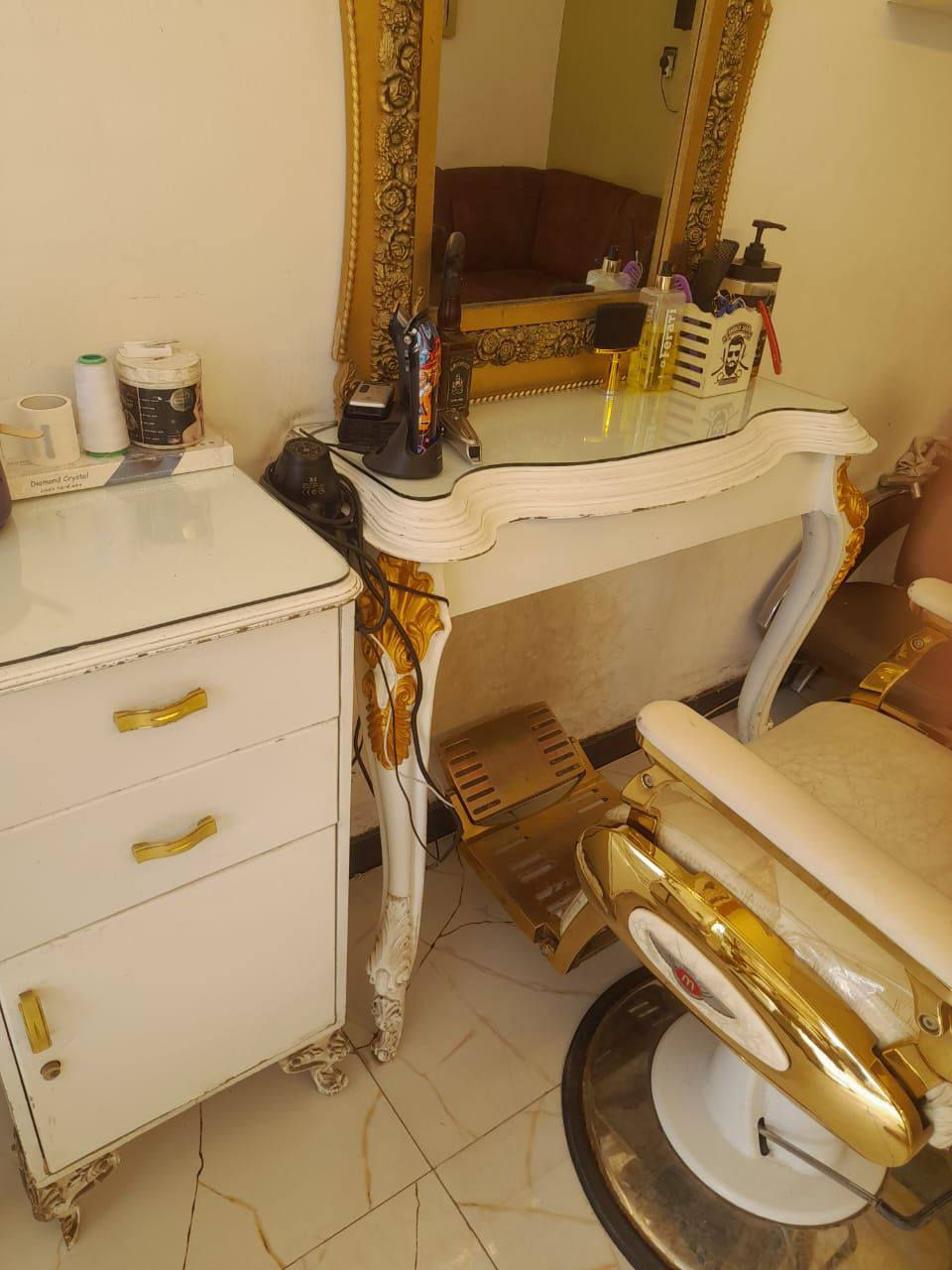 سلام عليكم ورحمه الله
ميز صالون ومراية وكومدي للبيع 
***********
