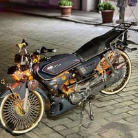 شباب عندي هذا الموتور مرقم رايد ابو ثلاث ملايين ونص اريد راسلني واتساب...