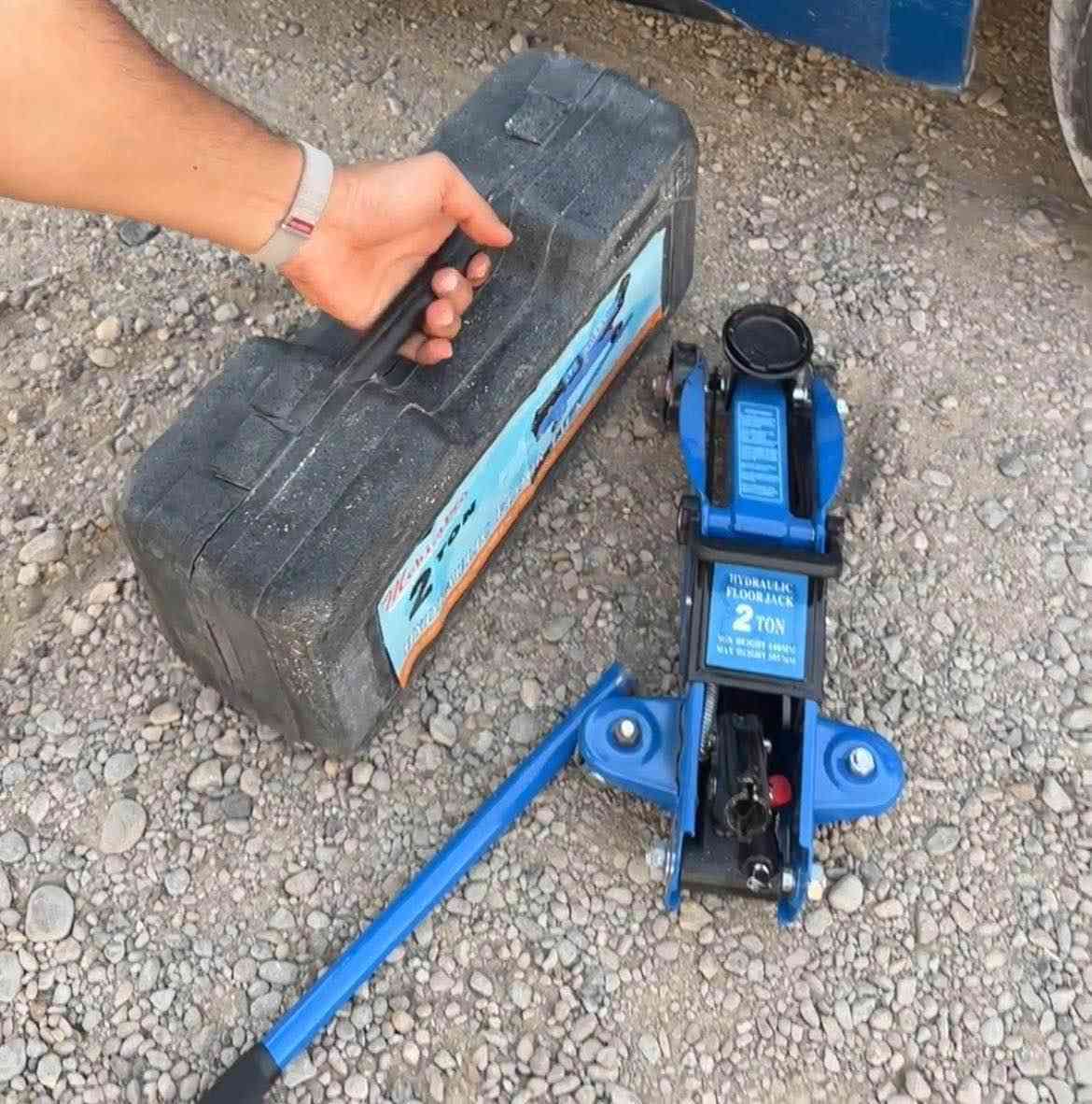 جك سيارة  2 طن جديد لوك بل كارتون #اصلي هيدروليكي الي مهتم يتم للتواصل على خاص او على واتس *********** بغداد, العراق
