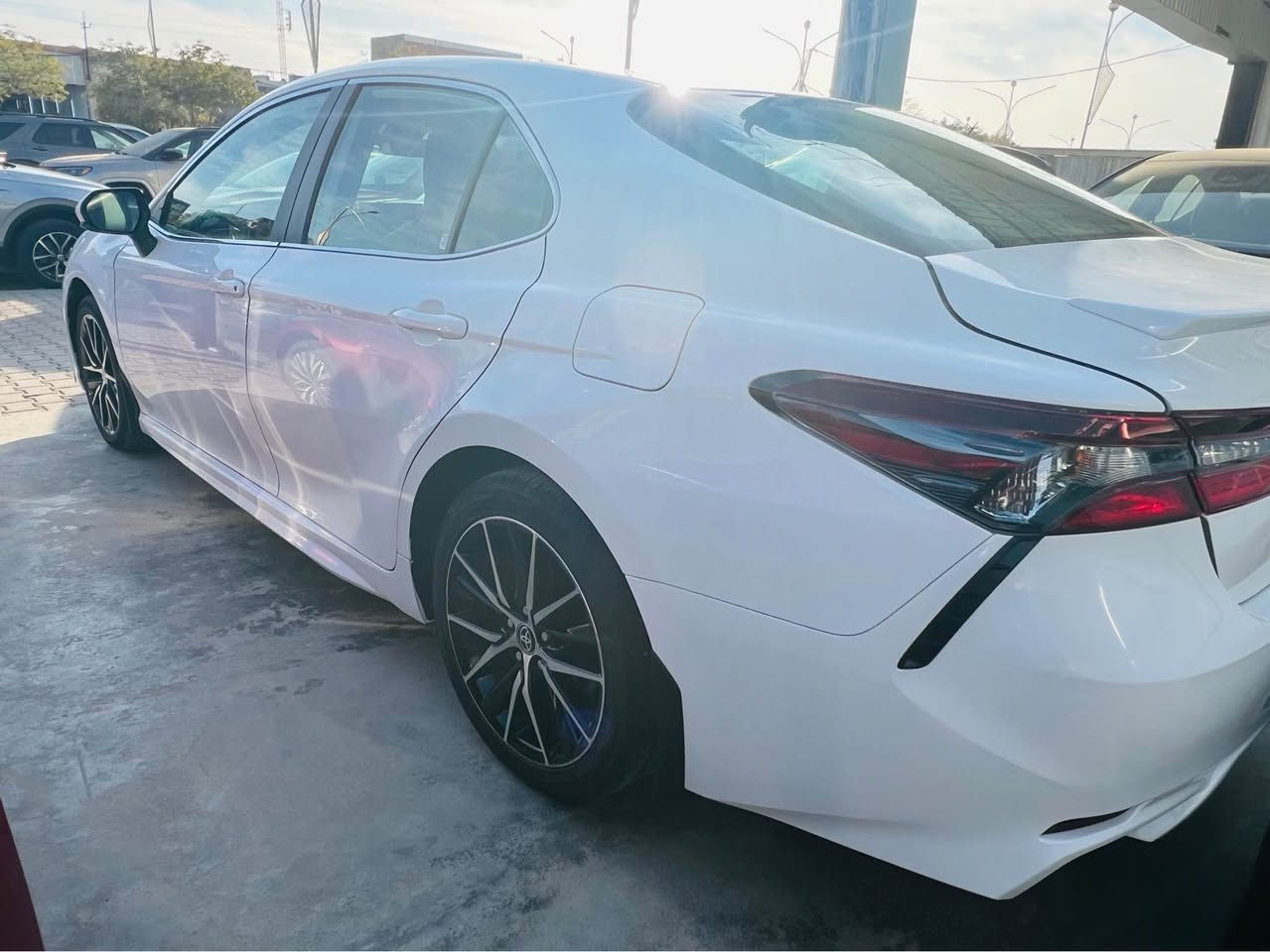 السلام عليكم 
للبيع تويوتا كامري 2024 SE 
موصفات SE المعروفه بلاضافة آلى تدفئه بلكشنات مع استيرن تدفئه
الظرر موضح بلصور جاملخ السكن والباب بينهن صبغ وصور حادث مرفقه ايرباك فقط التكمة طرف سكن طاك  بدون دواخل بدون اي شي بجم كبس دعامية وحتى لايتات كلها ع بلادي 
رقم كاتي يترقم شمالي 
السعر 215 $ 
للاستفسار اتصل *********** كركوك, العراق
