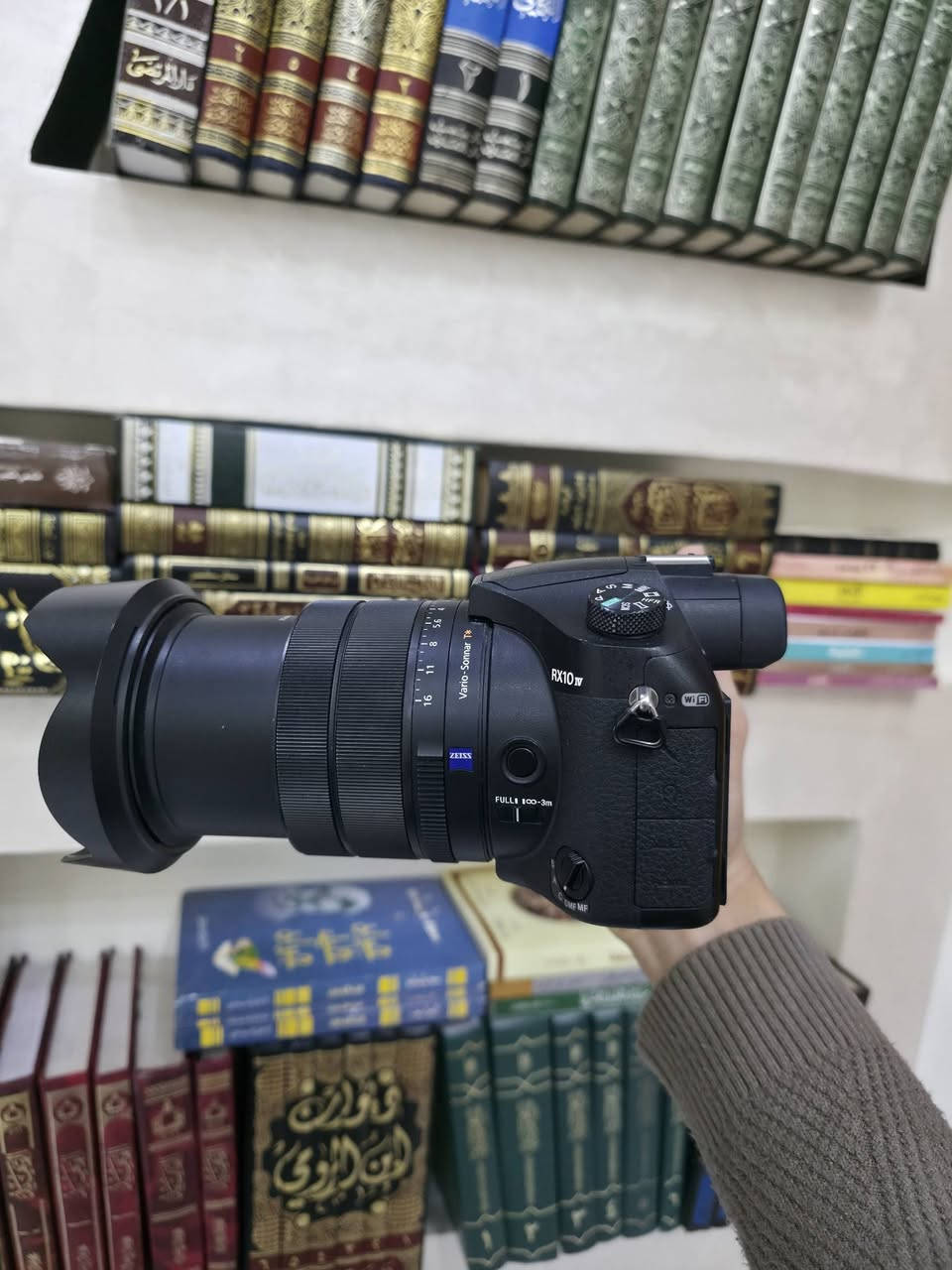 للبيع كامرة سوني RX10 iv
تفيد مصوري البرية والحيوانات والرياضات والمسافات البعيدة 
عدسة ثابتة منها وبيها
أخذتها بمليون و٩٠٠ 
للبيع بسعر ١٦٥٠ 
مع ٥ بطاريات 
شاحنتين 
ورامين 32 كيكا 

للطلب والمراسلة 
***********

