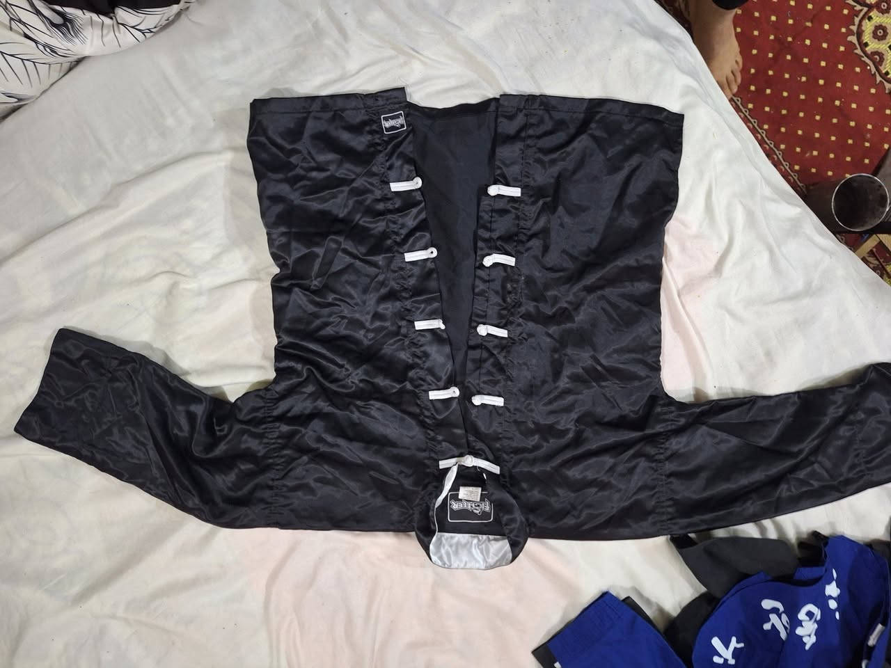 عندي قطع ملابس كاراتيه كوري اصلي جديد..  فقط القطعة العليا..  تقريب 150 قطعة مختلف الاحجام ومختلف الخامات والالوان..  ابيعهن جملة بسعر مناسب العنوان حلة باب المشهد ***********
