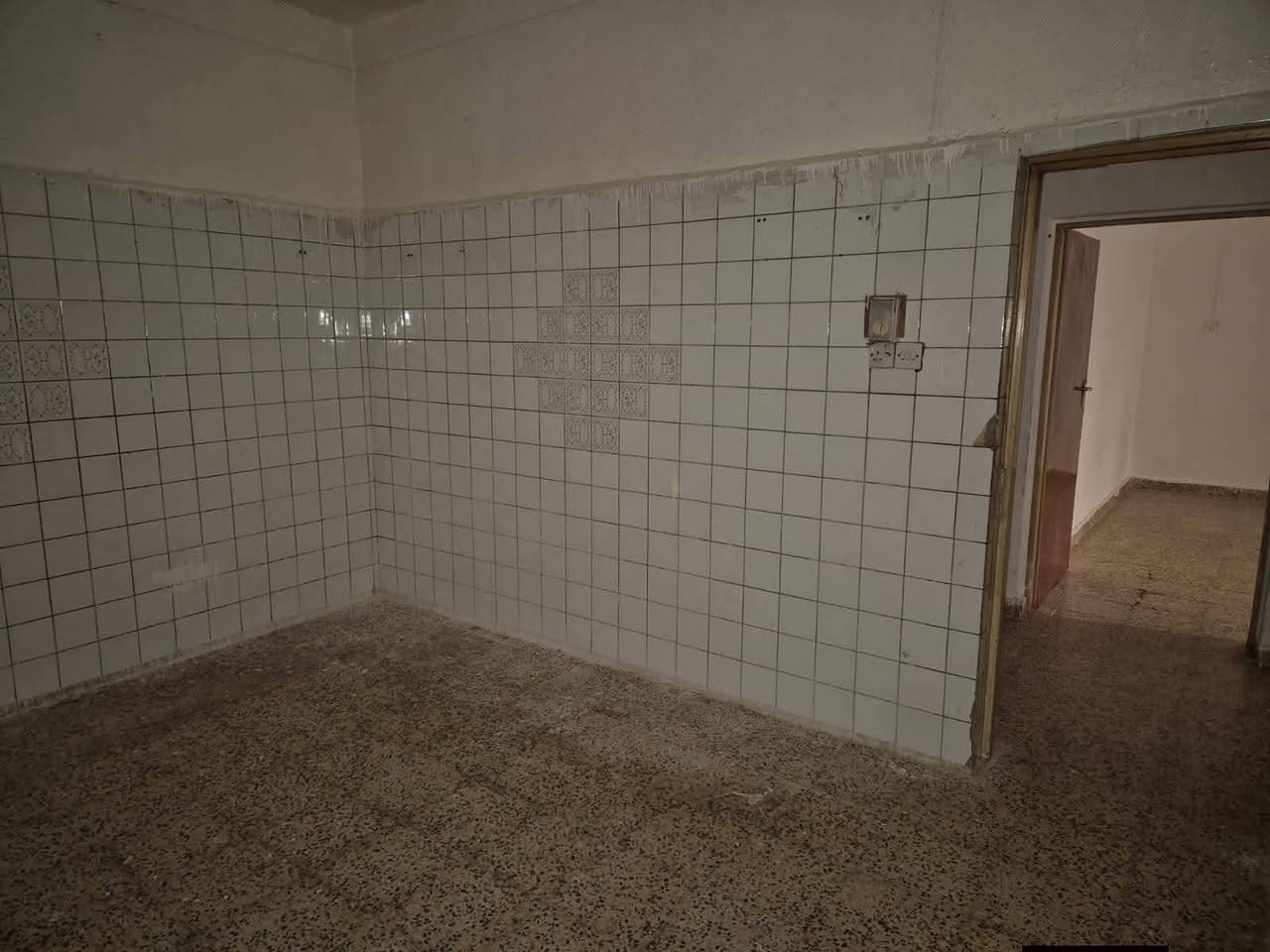 اعلان متوفر بيت للايجار طابقين في منطقة الجمعية مقابل الفرع  احمد كرستال للاثاث مساحتة 250 متر يتكون من الطابق الارضي كلدور واستقبال وهول وصالة وغرفة نوم ومطبخ ومجموع حمامات داخلية وخارجية حديقة كراج أما الطابق الثاني فيتكون من غرفة نوم وصالة ايجارة 500الف للاستفسار ***********
