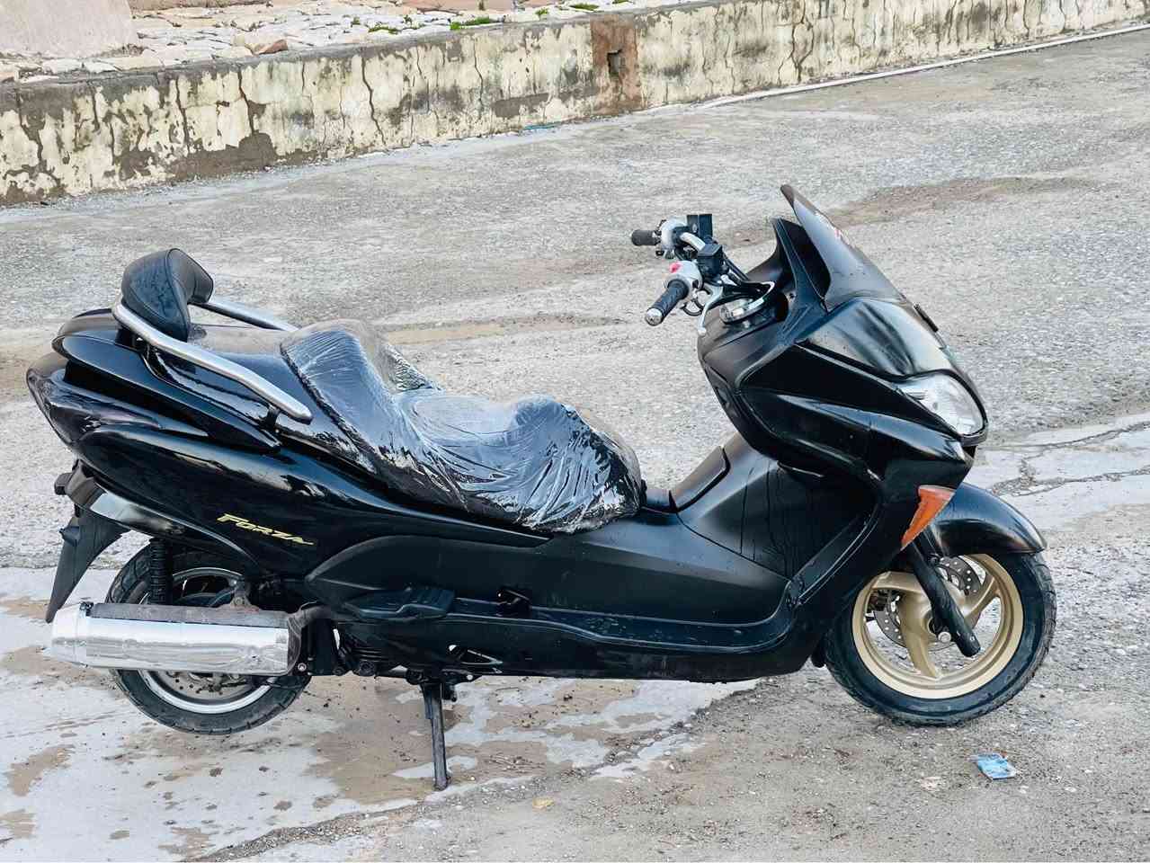 ماتۆڕسکیلی هۆندا، نموونە لە جوانی و پاکی،

*جور**هوندا [ (09)forza250]

 مواسەفاتی:
*60هه زار روشتوه 
*7گيره
*سيموده *ته رح *توماتيك*سپورت 
*مه كينه ي كه بس 

*حاڵەت:** زۆر پاک و بێ کێشە، لە وێنەکاندا دیارە کە چەندە خاوێنە

    *  گزۆزی سپۆرت (دەنگی خۆش و شکڵێکی جوان).

    *   جامێکی پێشەوەی ڕەش بۆ پاراستن لە هەوا

*ناو گيجي و دازغوليو كاره بايو يه ك گلوبي نه قس نيه به شه رته به سمه و دارو به ردي به شه رت

   *بەکارهێنان:** زۆر گونجاوە بۆ ناو شار و بۆ ڕێگای دووریش، چونکە دانیشتنەکەی زۆر موریحە.

**تێبینی: ماتۆڕەکە زۆر کەم مەسرەف و بێ عەیبە. هەموو گیانی بە شەرت.

**نرخ:** [$800  ] و کەمێک مەعامەلەی تێدایە.
شوين ...كويه

**بۆ زانیاری زیاتر و بینینی ماتۆڕەکە، پەیوەندی بکەن بەم ژمارەیەوە:
[[***********]]فايبه ر له سه ره كويسينجاك, أربيل
