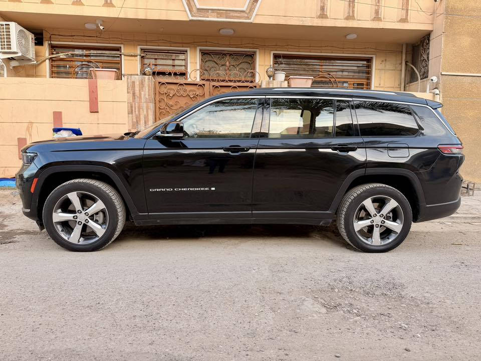 السلام عليكم جيب كراند شيروكي لمتد فور ويل  2021 وارد امريكي
المسافة المقطوعة : 44 الف كيلو مو ميل 
#مواصفاتها
1. تشغيل عن بعد
2.دمام خلفي
3.كشنات جلد لون بيجي 
4.كشن السايق ميموري
5.كشنات الاماميه كهرباء
6.صندوك كهرباء
7.حساسات خلفيه
8. 3 قطع تبريد 
9.رادار امامي و خلفي 
10.ثلاث وضعيات قياده
11. كير ماوس
12. نظام منحدرات
13. هيترات بالكشنات الامامي و الخلفي و الستيرن 

الحادث بدون قطرة صبغ 
تقرير مياه امطار بس شرط جايه تشتغل من امريكا وطلعت من امريكا ماشيه 6 كيلو فقط وحاليا ماشيه 44 الف كيلو 
وشرط كلشي بيها على وضع الشركه و على الفحص 

*********** 
*********** 
ابو ادم
