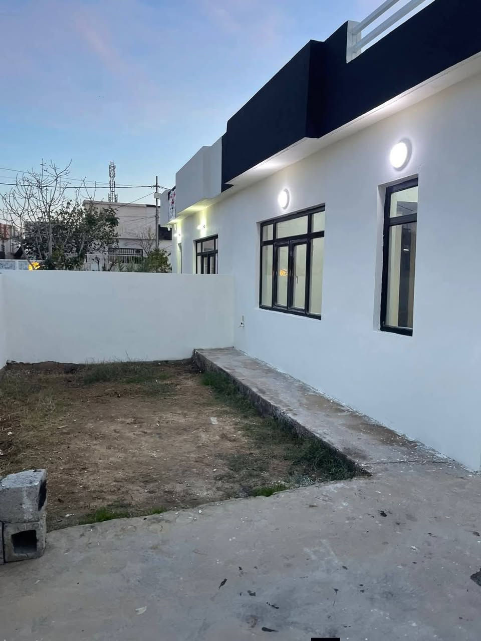 دار  للبيع في مجمع سري بلند
200م - طابق واحد 
2 غرفة نوم ،، استقبال ،، هول داخلي ،، مطبخ ،، صحيات،، حديقة وكراج
السعر : 5 دفاتر   
البيت يتسجل باسم كل من يحمل جنسية العراقية
_____________________________
خانوو بۆ فرۆشتن له سەری بڵند
رووبەر 200م - یەک نهۆم 
پێکهاتووه له :-
2 ژووری نوستن ،، میوان ،، هۆڵ ،، حه‌مام و توالێت ،، مه‌تبه‌خ ،، حەدیقە و گەراج
نرخ : 5 دفتر 
____________________________
للاستفسار :-
***********
