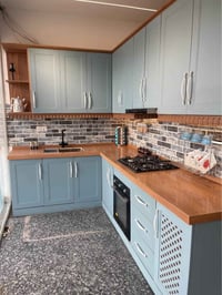 مطبخ هيكل الالمنيوم والابواب hdf جهه سنك 190 سم وجهه الطباخ 275سم  للب...