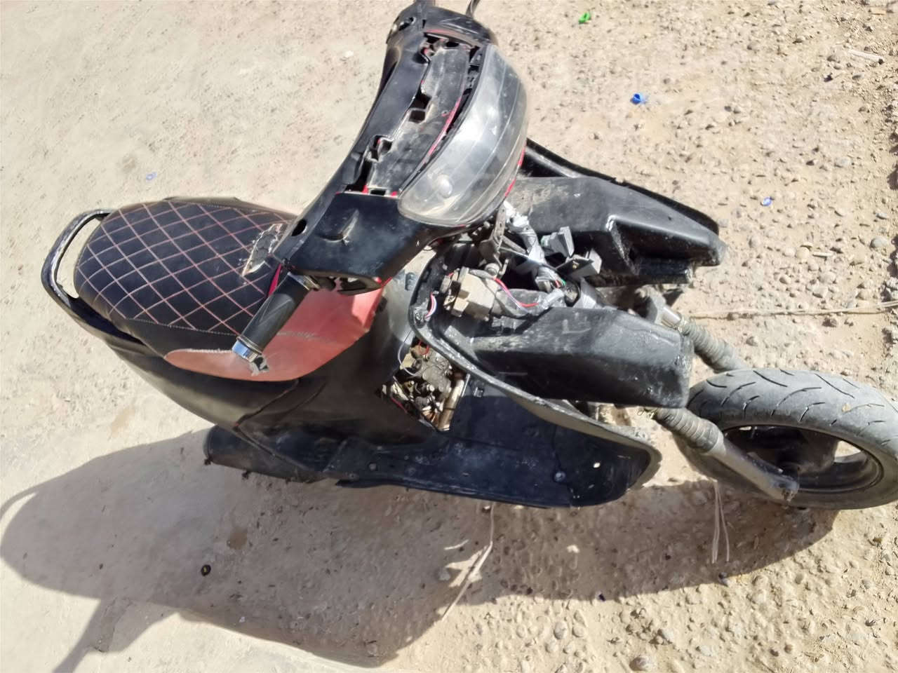 السلام عليكم
دراجه البيع فراشه 
بيه خيط بخار تشتغل الدراجه
ابيع كوم حديد السعر 150وبيه مجال الاستفسار 
***********
