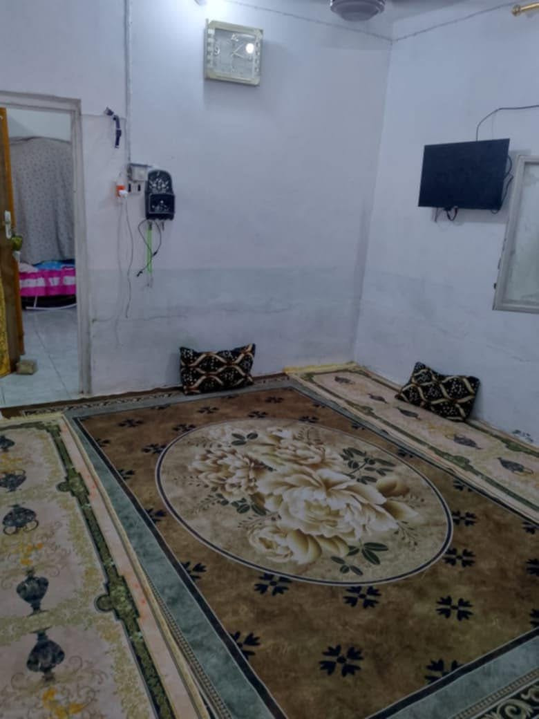 السلام عليكم للبيع بيت المساحه 100متر 
خلف ملعب النجف اعكاده 
يحتوي على صالة وغرفه 
وستقبال وصحيات خارجيه 
وحمام داخلي امستوه الشارع 
السعر 75وبي مجال ***********
