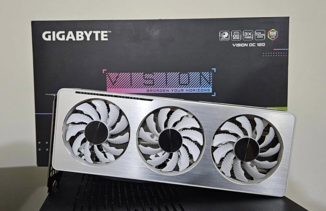 PC
للبيع السعر (1،130،000)وبيها مجال
كرت الشاشة:
RTX3060 gigabyte vision 12g oc
نسخة ال vision البيضاء ب3 مراوح
المعالج: Intel Core i5-12400F جيل ال12
اللوحة الأم:MSI Pro H610M-S DDR4
التخزين:(مجموع 2.25 تيرابايت)
 SSD 256GB للنظام 
 SSD 1TB للألعاب السريعة 
HDD 1TB للتخزين الإضافي
الرام: 16GB (2x8) Teamgroup T-Force Delta RGB DDR4 3600MHz (باللون الأسود)
باور سبلاي: Aigo Warrior AK 600
الكيس: Darkflash DK260 (مع 4 مراوحARGB)
للحماية: Usp1500va
_____________________
شاشة :Samsung Odyssey G5 بدقة 2K وتردد 165Hz والحجم 27
الملحقات: كيبورد + ماوس جديد + ماوس باد كبير.
______________________
هدايا✨
جوستك اكس بوكس اثنين +2
جوستك اصلي +1


**إذا كنت صاحب هذا الإعلان وتريد حذفه لأي سبب، رجاءا أرسل رسالة إلى الدعم الفني**