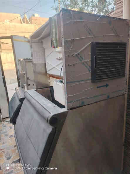 ايس ميكر ثلج 🧊 بلوري صنع ايطالي بعدهم بالجيس وكلش نظيفات انتاج 225 kg باليوم  ثلجاية خشنة سحب للتيار 5 امبير فقط لل استفسار الاتصال او المراسله ع واتساب ***********
