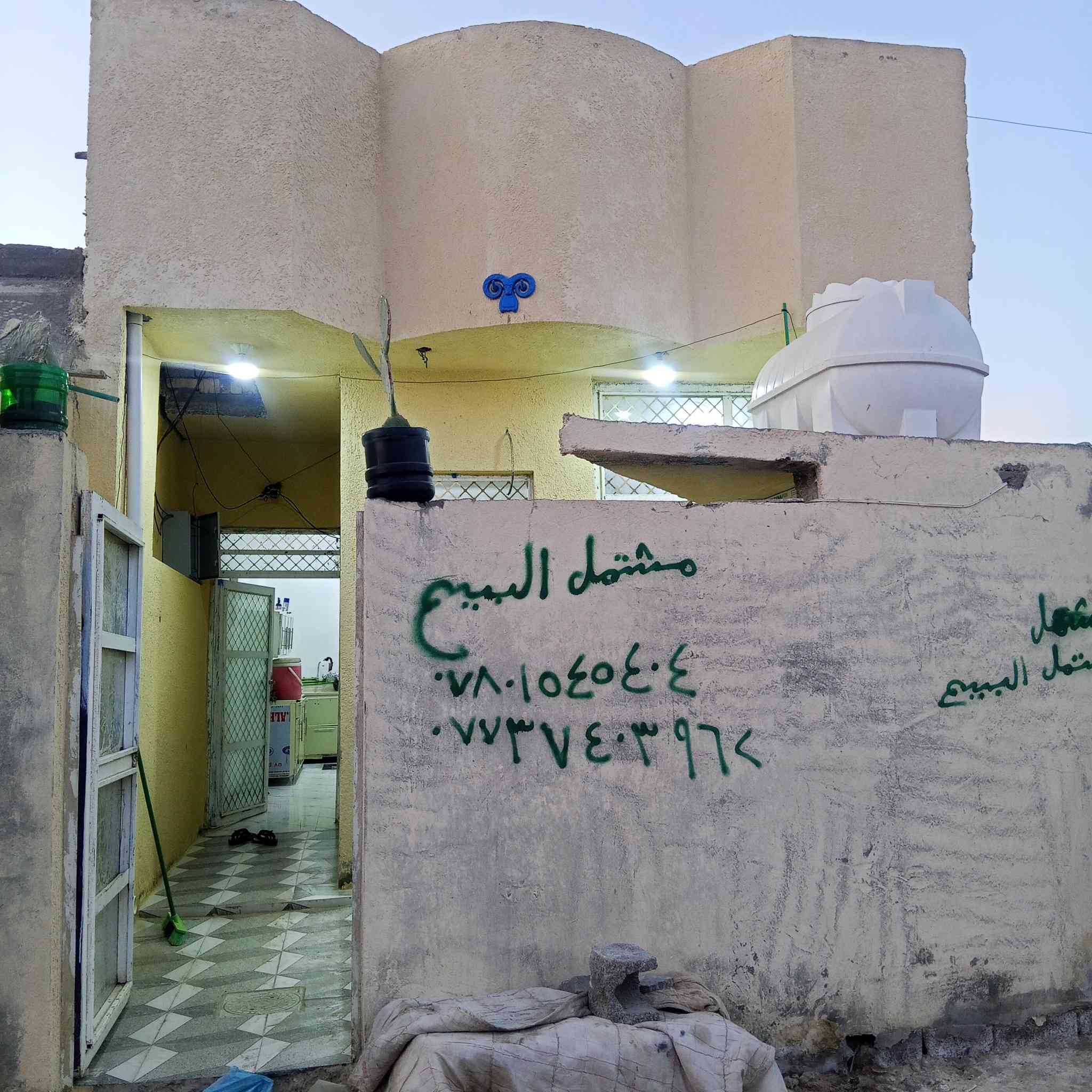 مشتمل للبيع حي الحكيم مساحه 100طولني البناء بلوك كلرمال الشمال  يحتوي على قرفه وصاله وصحيات داخل وسغبال وصحيات خارج التصال على رقم ***********////***********
