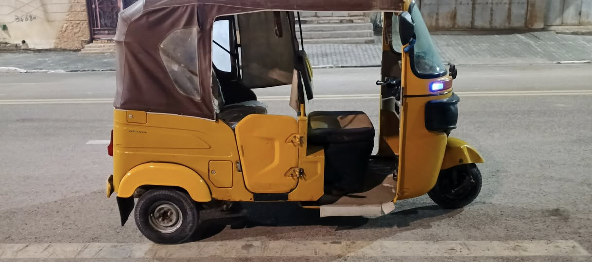 سلام عليكم شباب تكتك موديل 21 رقم وسنويه بسمي تكتك مكينه مفتوحه مكاني بصره كرمه على رقم  *********** سعر 6 وبيه مجال
