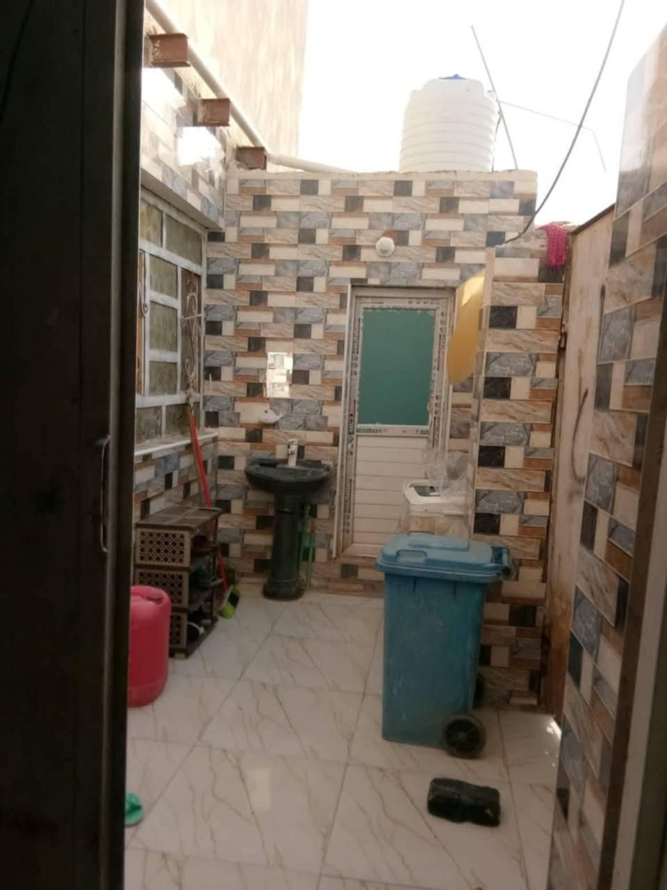 السلام عليكم بيت استقبال وغرفه وصحيات و مطبخ ودوسطح ماء مجاري كهرباء مولد شارع البانزين خانه منطقة العصوم للجوه زراعي سعر ٤٠مساحته 120 الرقم ***********
