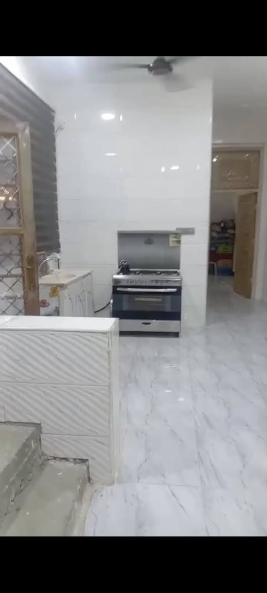 السلام عليكم ورحمه الله وبركاته للبيع مشتمل مساحه ١٠٠ متر طابو زراعي سند ٢٥ واجه ٥ ونزال ٢٠ بناء جديد غرفتين نوم العنوان شارع ١٠٠ خلف محطه لوبكس السعر ٨٨ وبيه مجال بسيط الاستفسار الاتصال على رقم ***********
