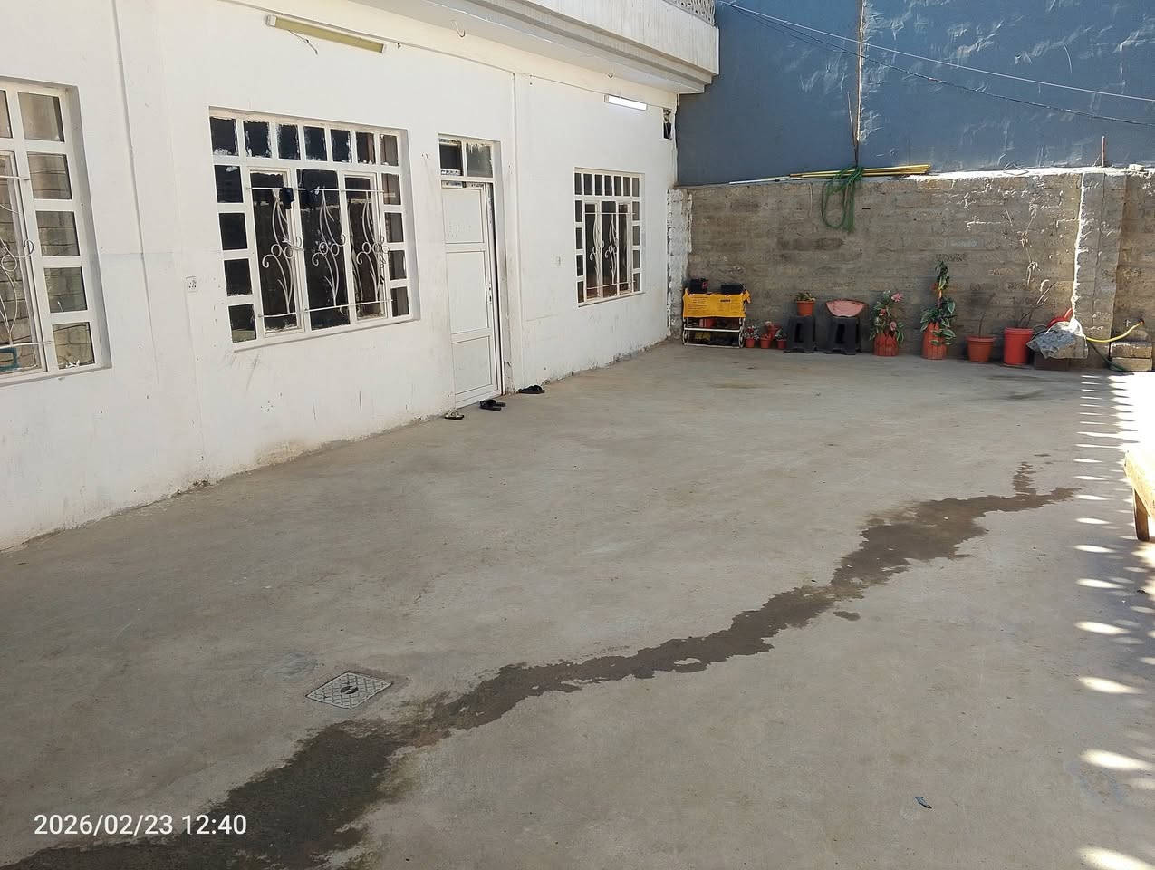 السلام عليكم بيت للبيع كوكجلي فرع المرطبات قرب اسواق رمضان مساحة 250 متر مدخل البيت دوسه عرض 3 امتار  يتكون من 3 غرف نوم اكبار 5×4 وهول 15×3 ومطبخ مربع 4×3.5 مع مشتملات وبيتونه درايج داخلي وحوش كبير يسع 7 سيارات شارع تجاري وشرط زراعي للاستفسار الاتصال بالرقم *********** الاسيا واتساب فقط ***********
