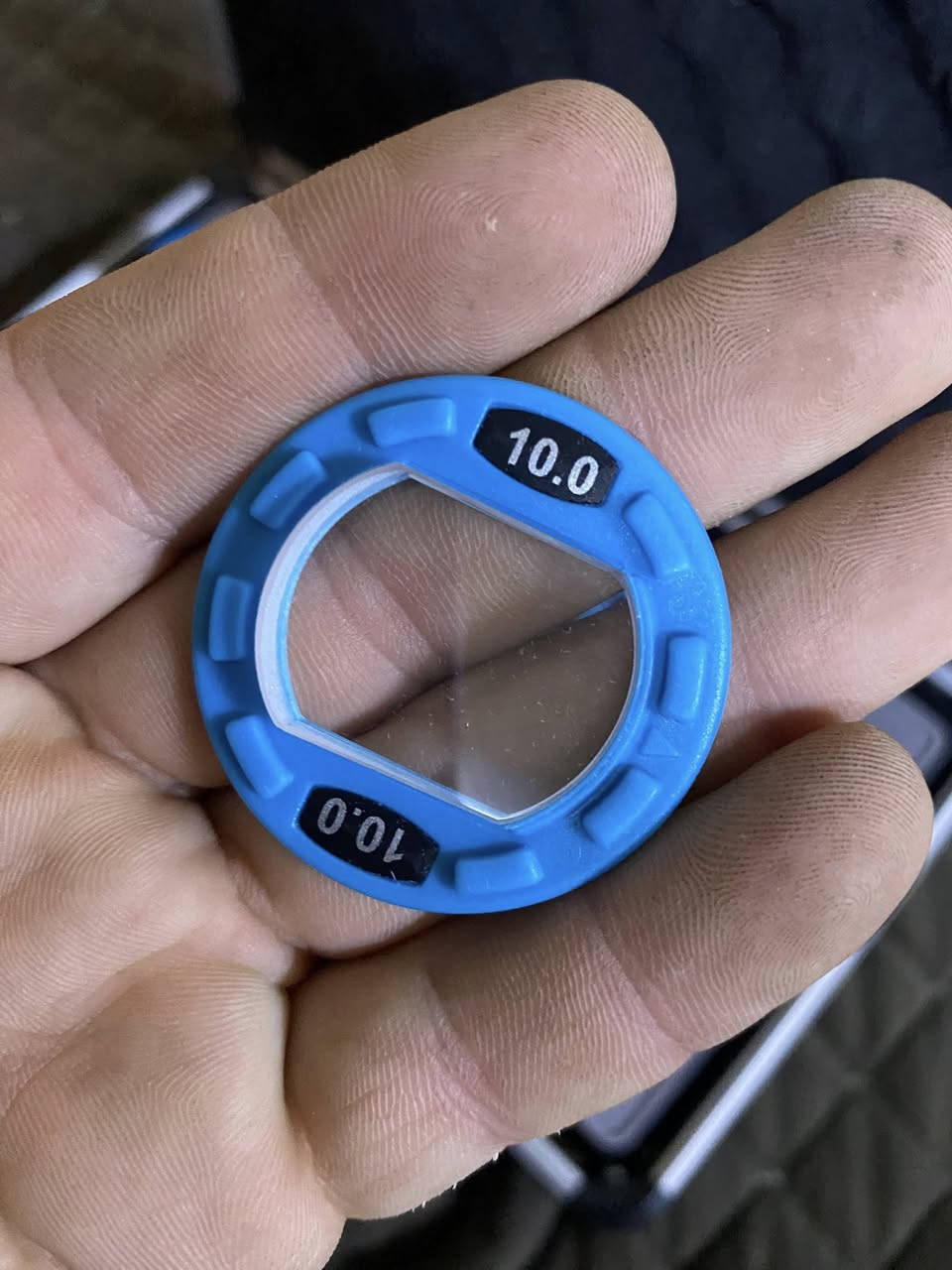 السعر 85 الف متوفر توصيل جميع المحافضات
 تضهر الصورة مجموعة عدسات منشور بصرية (Prism Lens Set) تُستخدم في عيادات العيون ومجال البصريات. هذه العدسات مصممة خصيصاً لمساعدة أخصائيي البصريات وأطباء العيون في قياس وفحص حالات طبية معينة مثل الحول (Strabismus) وخلل التوازن العضلي في العين. 
المواصفات الأساسية للمجموعة:
عدد القطع: تتكون المجموعة عادةً من 58 قطعة من المنشورات المختلفة.
المادة: تُصنع العدسات من زجاج عالي الجودة (مثل زجاج K9) لضمان الدقة البصرية، وتأتي بحواف بلاستيكية ملونة (غالباً باللون الأزرق كما في صورتك).
نطاق القياس: تشمل العدسات ديوبتر منشوري (Prism Diopter) يبدأ من 0.12 ويصل إلى 10.00.
الحقيبة: يتم حفظ العدسات في حقيبة ألمنيوم متينة ومنظمة لتسهيل النقل والحماية.


**إذا كنت صاحب هذا الإعلان وتريد حذفه لأي سبب، رجاءا أرسل رسالة إلى الدعم الفني**