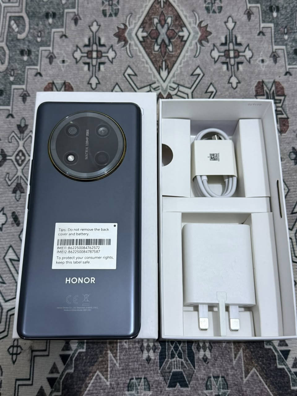 السلام عليكم
هونر x9c  
 لون اسود 
استخدام ثلاث أيام فقط 

ذاكرة 256 عشوائيه 12 
ملحقاته كامله سعره 300  وبيه مجال بسيط 
للتواصل 
***********
مكاني كوت
