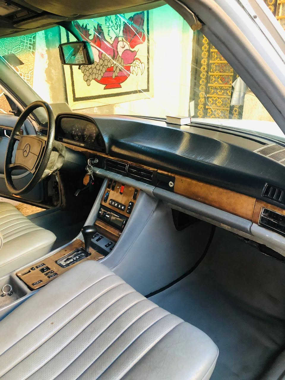 السلام عليكم
رمضان كريم علينا وعليكم 
للبيع /مرسيدس بنز 300 sel 
رئاسي موديل 88 فول موصافات غرفة جديدة كشنات كهرباء السيارة جاهزة للاخير / السعر ٧٥ ورقة للاستفسار 
(*********** حيدر الحداد)
