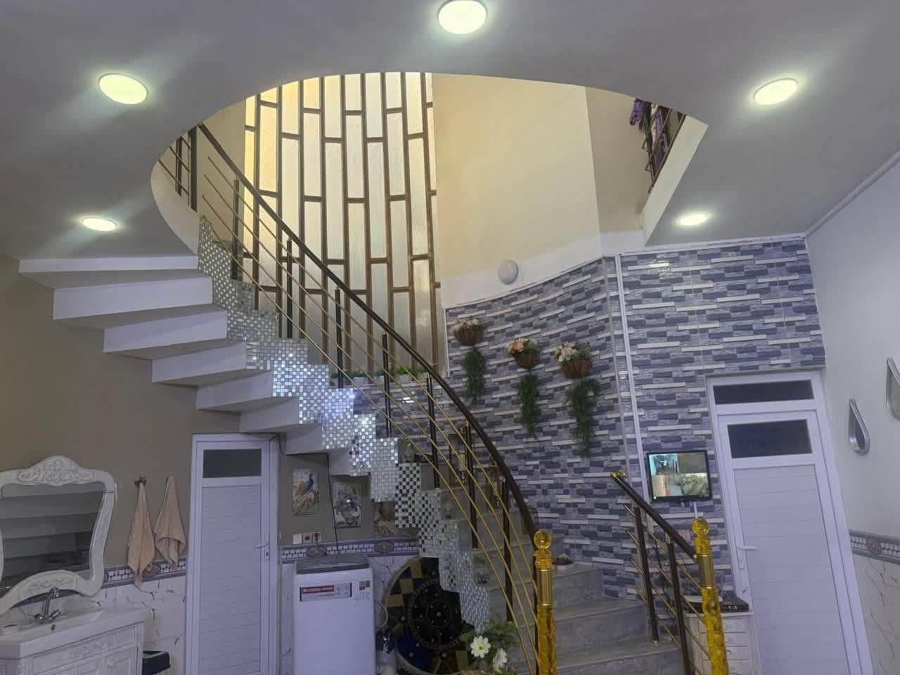 🏡 للإيجار | للإيجار | للإيجار 🏡

بيت كبير ونظيف جدًا في حي الجامعة، قرب بانزيخانة.

🔹 يتكون من:

- 4 غرف نوم
- صالتين
- غرفة استقبال
- 3 حمامات
- كراج سيارة

💰 سعر الإيجار: 600 ألف دينار.

📞 للاستفسار:
*********** | ***********

📲 انضم إلى كروب الواتساب الخاص بالعقارات:
https://chat.whatsapp.com/CHX4YKLHLNb8yIr4vd4IUt

إذا عندك بيت للإيجار أو للبيع، أرسل تفاصيله على الخاص وأنا أمشّيه إلك.
