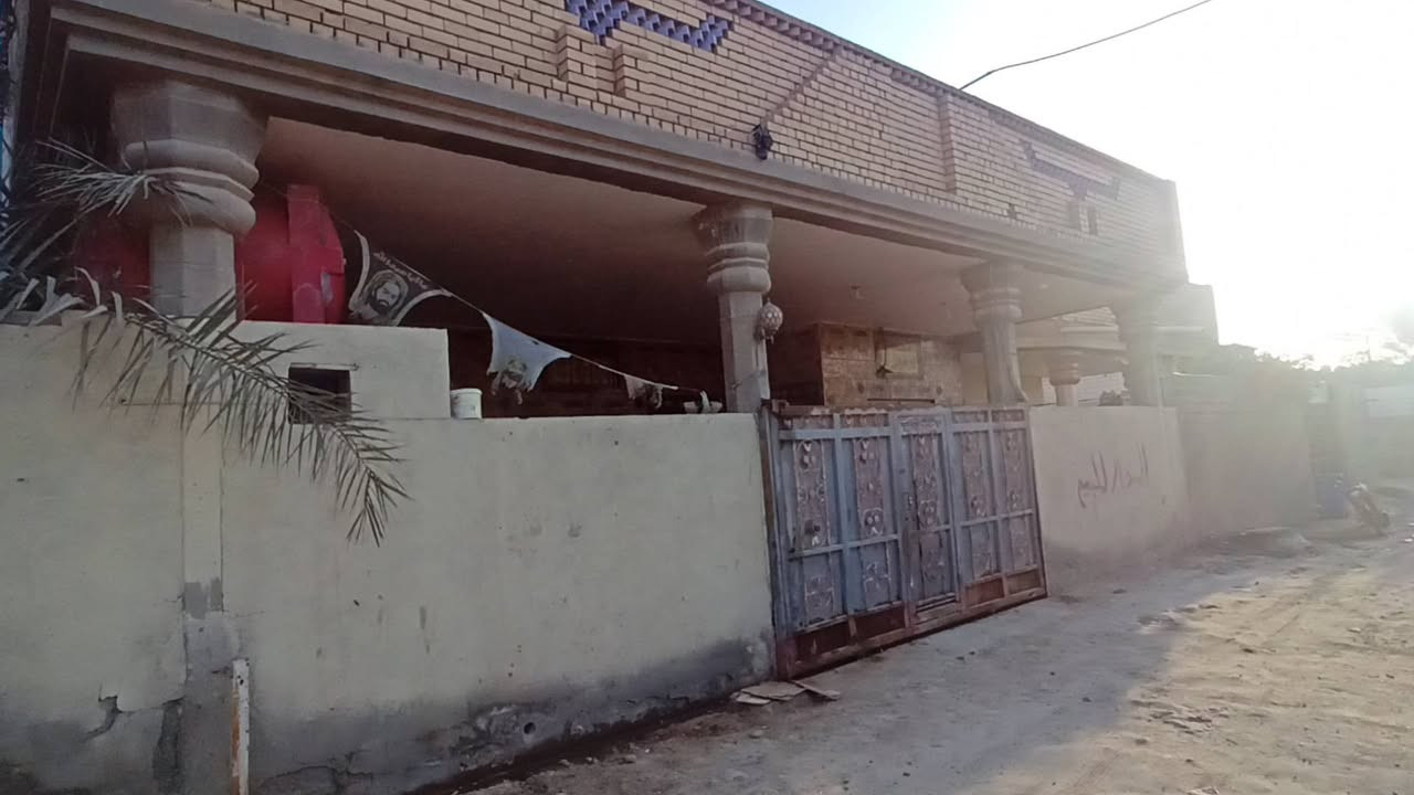 دار سكن بناء حديث طابوك وكونكريت في القرنة الشرش قريب على شارع الضباط يبعد عن الشارع 30 حوالي 50 متره البيت متكون من ديوانيه و غرفتين نوم و هول وصاله ومطبخ كما واضح وصحيات خارجيه وداخليه ومساحه البيت 250 متر  السعر 120 طابو زراعي للاستفسار على الرقم  ***********
