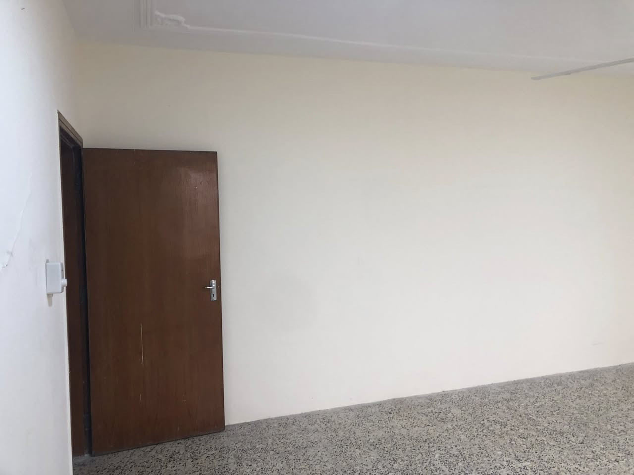 للايجار طابق ثاني معزول من بيت كراج وغرفتين كبيرة وصالة كبيرة ومطبخ كبير  وخدمات الموقع شارع الضباط  خلف اعدادية الوزيرية للبنات السعر ٨٥٠ المساحة الكلية ٢٠٠ متر للاستفسار ***********
