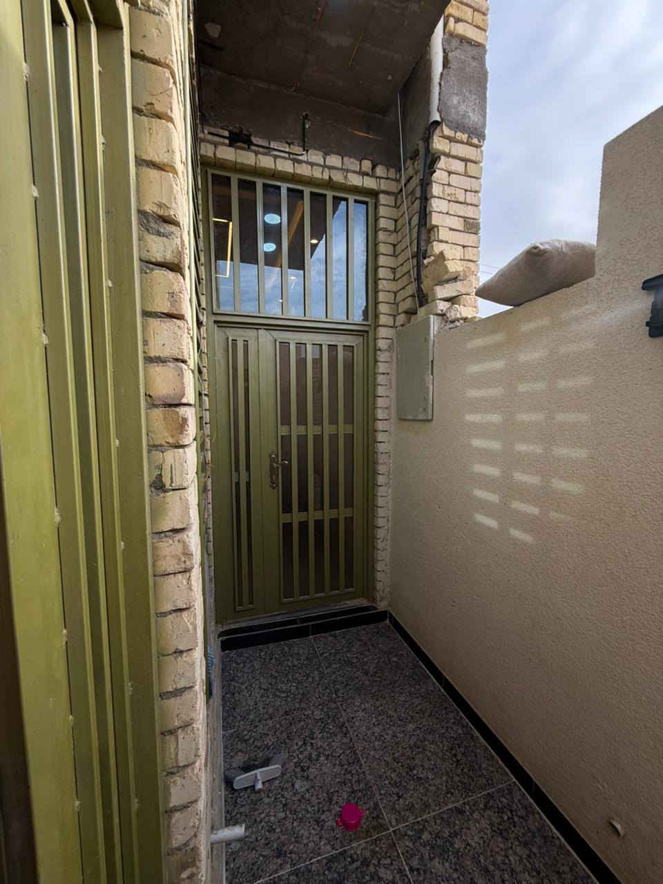 بيت قريب للجمعيات مساحه ١٠٠ مربعه بسعر ٨٥ بيه مجال للاستفسار ‏‪0773 137 5536‬‏
