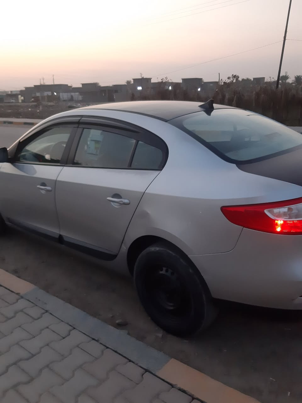 سلام عليكم
Renault Fluence 2016 للبيع 

•وارد كوري المرغوبه تجي المكينه والكير مال نيسان بلادي 

• كير اوتماتيك 6 نمر + عادي  مبدل جديد بالضمان
• مكينه كفاله مال الشركه 
• عداد الكتروني رقمي
• سويجات عدد ٢ + كتلوكات الشركه
• ارضيه جلد 
• شاشه اعطال اي خلل يقره عندك بالشاشه 
• تدفئه + تبريد منضومه جديده 
• باتري جديد 
• دسكات جديده

دهن كله اصلي موتل من شركه الحسام 

•• ملاحضه 
بيها مكانات طخات كلش بسيطه ترجع بارد بس عايفهن ما مسويهن موضحات بالصوره

السياره بأسمي رقم بغداد الدولي سنويه هزه جديده 
معامله التحويل تكلفك 65 الف فقط  

السعر 74 بي مجال بسيط حك الجيه

مكاني بغداد الكرخ

 رقم التلفون ***********
