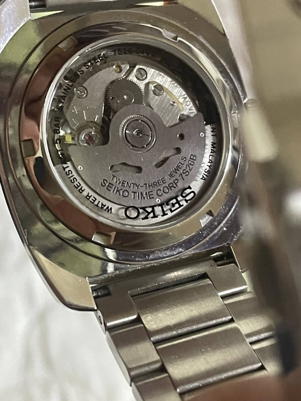 ساعة سيكو أوتماتيك ياباني أصلي لوك بدون أوراق الحجم كبير نافذه للتاريخ يومي وشهري وقت مضبوط جداً فواصل مضيئه السعر 175 ألف للمهتم خاص *********** المكان كركوك يوجد توصيل
