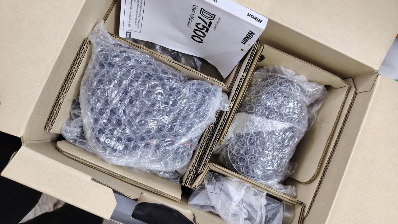 السلام عليكم، معروض للبيع كاميرا Nikon D7500 غنية عن التعريف للمحترفين والهواة، الكاميرا نظيفة جداً واستخدامها خفيف وبحالة الوكالة.
السلام عليكم، معروض للبيع كاميرا Nikon D7500 غنية عن التعريف للمحترفين والهواة، الكاميرا نظيفة جداً واستخدامها خفيف وبحالة الوكالة.

​المواصفات والتفاصيل:

​الموديل: Nikon D7500

​عداد الشتر (Shutter Count): 8,871 ضغطة فقط! (يعني الكاميرا عمرها طويل جداً والشتر بحكم الجديد مقارنة بالمعروض بالسوق). وصورة الشتر معروضه كذلك. 

​النظافة: ممتازة جداً 100%، بدون أي عيوب مصنعية أو خدوش، والأزرار والستيكرات كلها بحالة ممتازة.

​الملحقات: تأتي مع ملحقاتها الأصلية كاملة (البطارية الأصلية، الشاحن الأصلي، وحزام الرقبة، والزوم ).
​المكان: [بغداد ].
​التوصيل: [متوفر ].

​💡 ملاحظة للمشتري: الكاميرا غير مصلحة نهائياً ومفحوصة بالكامل، وجاهزة للمعاينة والفحص قبل الشراء.

​للتواصل والاستفسار، يرجى المراسلة على الخاص أو الاتصال على الرقم: ***********
