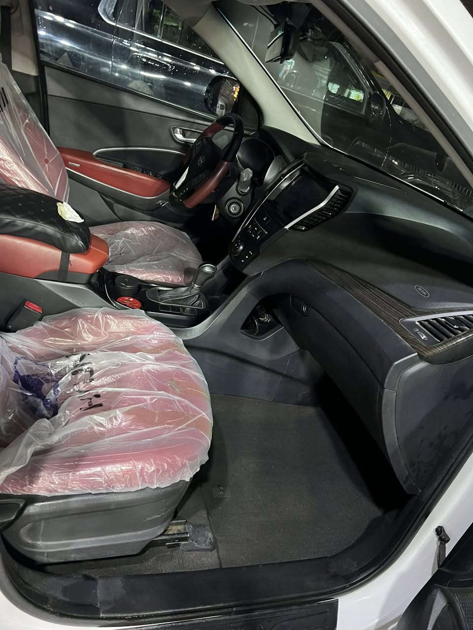 السلام عليكم هونداي سنتافي موديل ١٧ وارد خليجي محرك اربعه سلندر بانوراما حساسات ويل كروم داخل جلد احمر بلادي ٧ راكب  سياره تايرات حداديه كلها جديد ما نقاصه شي بيها رشات صبغ بسبب شخوط بدون حادث او قطرة معجون مكان السياره الكراده داخل  سعرها ١٥٥ وبي مجال بسيط ***********
