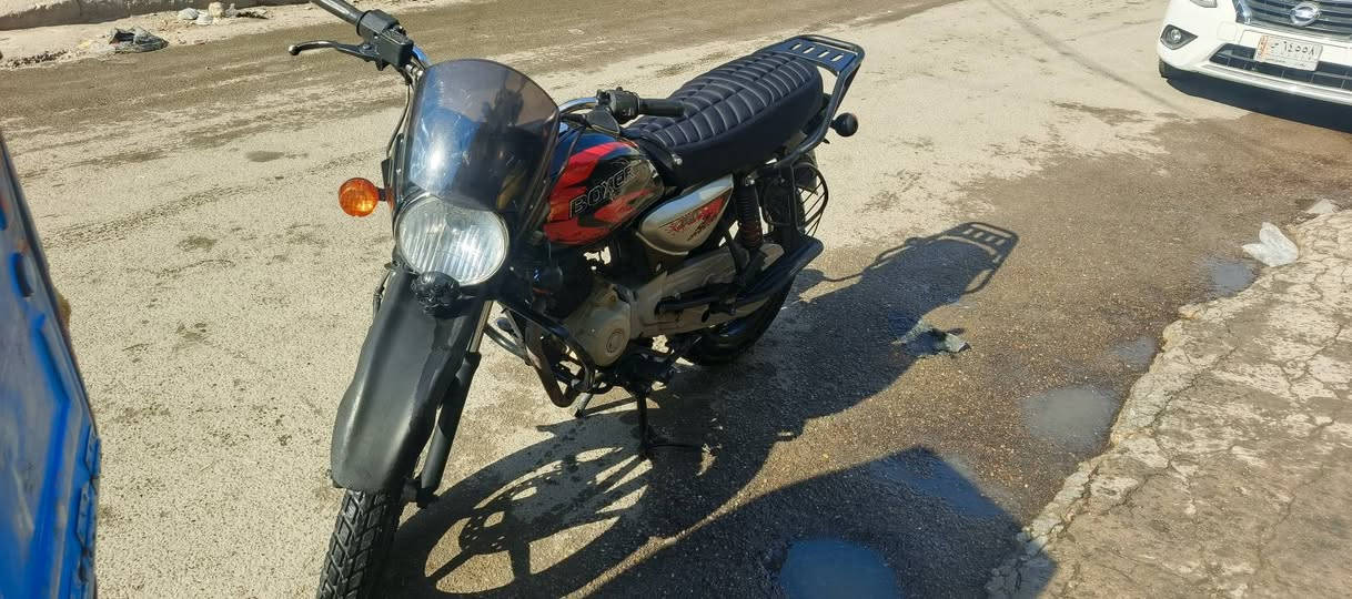 سلام عليكم دراجه بوكسر للبيع اوراق سكنر (استنساخ) موديل23  مكفوله من السرقه دراجه خير من الله ما ناقصه اهواي واني مستعجل ع البيع سعرهه 900 وبيهه مجال قليل مكاني بغداد المنصور 
للاستفسار *********** اتصال او وتساب
