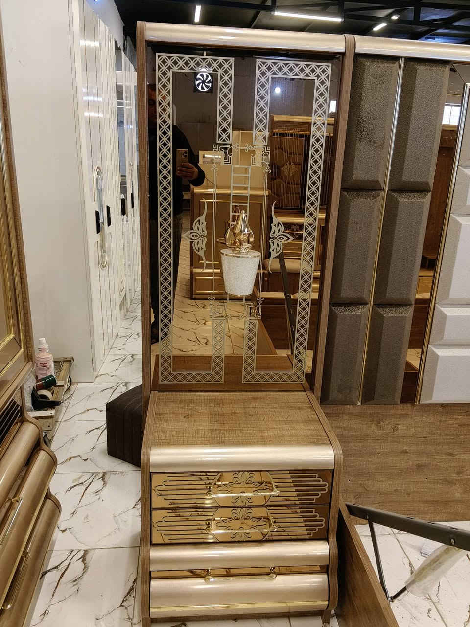 ملكي 11 قطعه قياسات ضحمه جدا بنوع خشب HDF سمك 18 ملم متوفره الان في معرض الشركه الكائن طريق رفاعي نصر مجاور جامعة اوما الاهليه للاستفسار اكثر يرجى الاتصال على الارقام التاليه 
***********
*********** واتس فايبر تلگرام 
البيع بطريقة النقد والاقساط 
الشد والنقل داخل محافظة ذي قار مجانا
