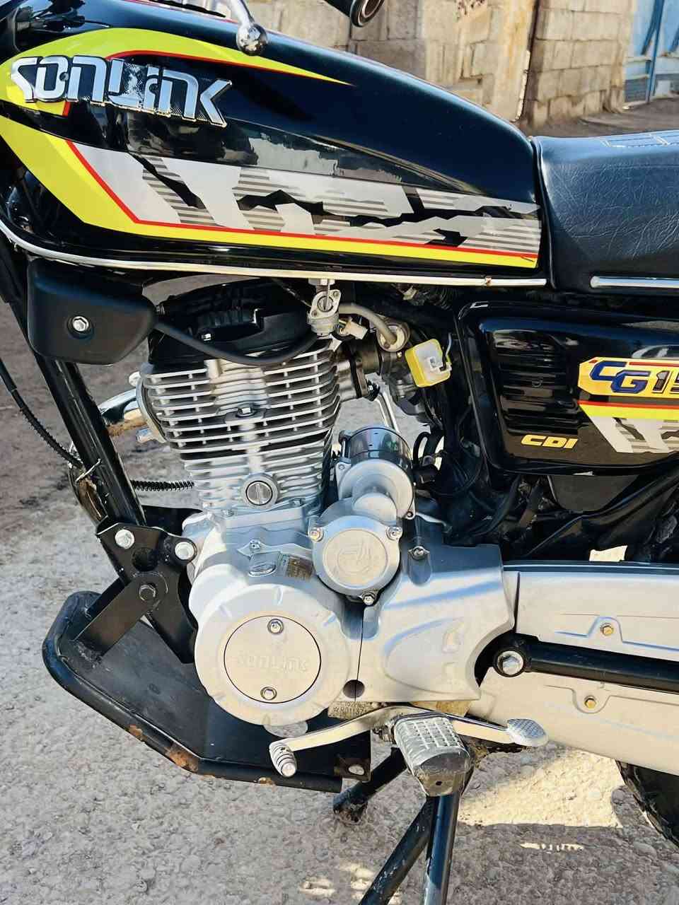 السلام عليكم 

دراجه يراني سونك 

موديل 2024.    150cc

دراجه زيرو ما مدحلك بحلالي بس تركب وتشوف ذا مو أريح من البوكسر كهربائي اشاير كله شغاله كامله  

❗️دراجه سوبر يعني تبريد لمكينه 

السعر_____675 ولحد يكسر بيه تلكه احسن منه 

ما يعجبك السعر عوفه وكلمن يبيع بكيفه ولي يصرفله                       ❗️كفاله عامه  

مكاني بغداد العامريه      رقم ***********
