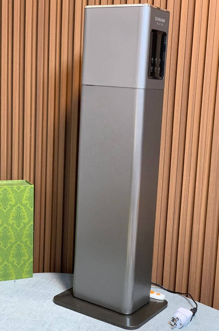جهاز المرطب العمودي من SUNIAN (الموديل البرجي):
​1. الأداء والوظائف
​نوع الجهاز: مرطب هواء بالموجات فوق الصوتية (Ultrasonic Humidifier).
​نظام التعبئة: تعبئة علوية (Top Fill) سهلة دون الحاجة لفك الخزان.
​سعة الخزان: كبيرة (غالباً بين 8 إلى 13 لتر)، تكفي للعمل المستمر لمدة 24-48 ساعة.
​ميزة التعقيم: مزود بتقنية الأشعة فوق البنفسجية (UV) لتعقيم الماء وقتل البكتيريا قبل تحويله لرذاذ.
​2. التحكم الذكي
​شاشة LED: تعرض درجة الحرارة ونسبة الرطوبة الحالية في الغرفة.
​الرطوبة الذكية: حساس يقوم بتشغيل وفصل الجهاز تلقائياً للحفاظ على نسبة رطوبة محددة (مثالي للطيور والسبلت).
​المؤقت (Timer): ضبط وقت التشغيل (من 1 إلى 12 ساعة).
​وضع النوم: تشغيل هادئ جداً مع إطفاء إضاءة الشاشة.
​جهاز تحكم: ريموت كنترول للتحكم عن بُعد.
​3. المواصفات الفيزيائية
​التصميم: عمودي (برجي) لتوفير المساحة وتوزيع البخار لمسافات أعلى وأوسع.
ارتفاع 81c 
​الكهرباء: يعمل بجهد 220V (مناسب للعراق)، مع استهلاك طاقة منخفض جداً (اقتصادي).
​الأمان: خاصية الإيقاف التلقائي عند نفاذ الماء من الخزان.
​4. الفائدة الرئيسية (في بيئة العراق)
​مع السبلت: يعوض الجفاف الشديد الذي يسببه التبريد.
​للتربية: يحمي ريش الطيور ويمنع جفاف قشرة البيض في الفقاسات/المحامير.
​للصحة: يقلل من جفاف الحلق والأنف والحساسية الموسمية.

اليخدمه يخلي سعر


**إذا كنت صاحب هذا الإعلان وتريد حذفه لأي سبب، رجاءا أرسل رسالة إلى الدعم الفني**