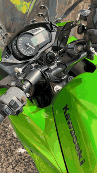 كوازاكي نينجا ٢٠١٦ محرك ١٠٠٠  حالة الوكالة مامفتوح بي برغي واحد بي فقط اشارة مكسورة وبعض الشخوط البسيطة في الكفرات لايت اصفر بلادي بدون رقم على حالته  من اليابان  
السعر ٥٠ ورقة قابل للتفاوض 
للتواصل الاتصال على الرقم
***********
