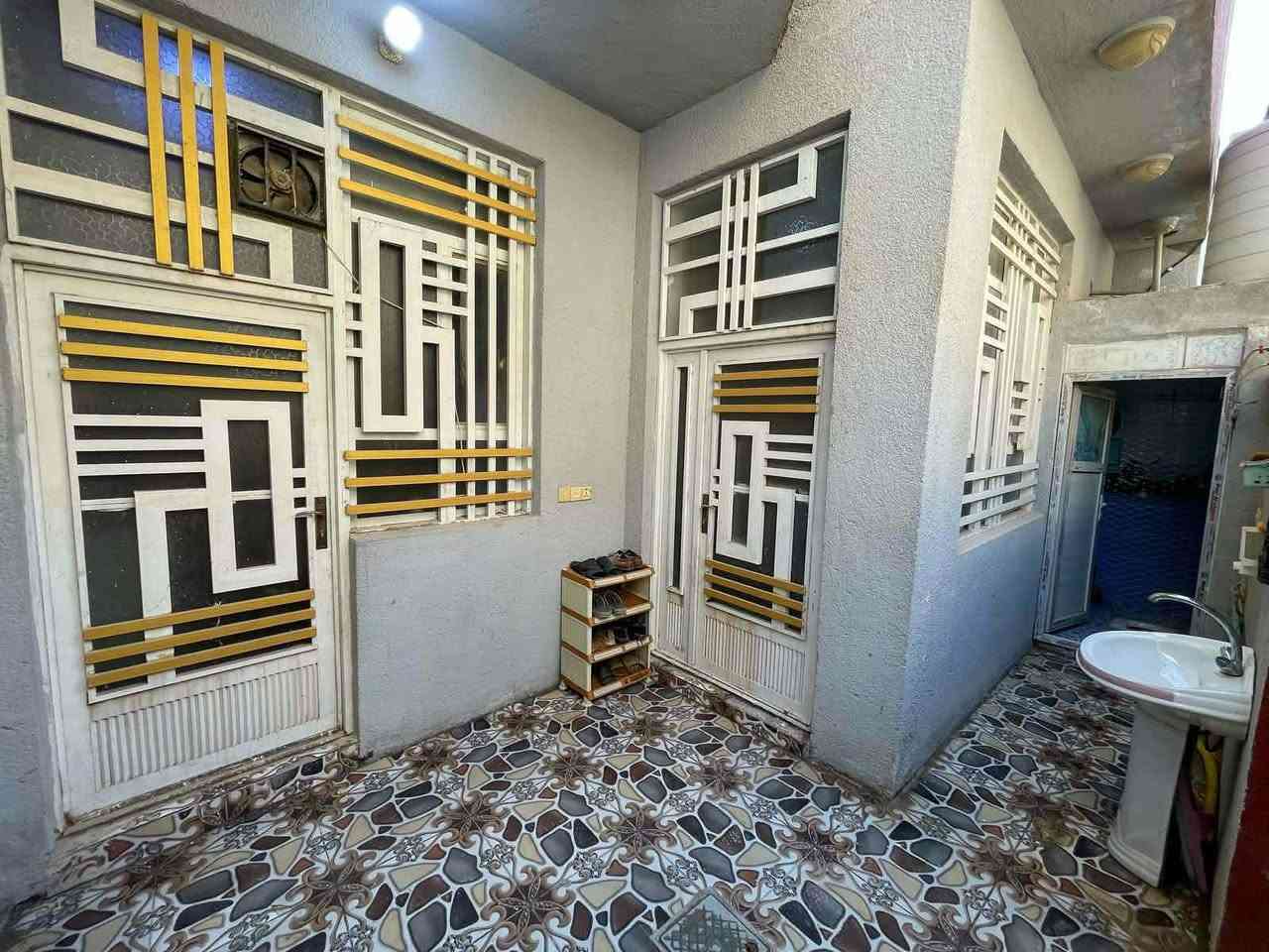 🏠 دار للإيجار
غرفــة وصالــة كبيرةمطبخ  (حار وبارد)2حمام 
 استقبال
 طارمة
المساحة: 120م
 يبعد على الشارع 300 م عن الشارع العام
 عامود: 110
الإيجار: 350الف 

📞 للاستفسار ***********
