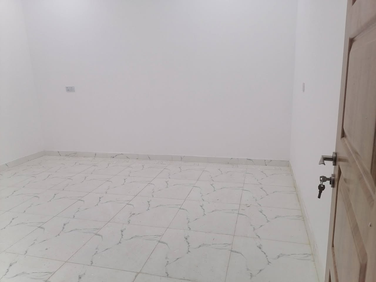 السلام عليكم بيت للبيع ام الخيل زراعي مرقم جاهز للتطويب ***********
مشموله بأعمال الجهد وتم عمل  ماء اساله وتصريف المجاري وباقي تبليط الشارع
المساحه ١٩٠م يتكون من غرفتين نوم واستقبال وصاله ومطبخ وكراج للسياره وصحيات داخليه وخارجيه
