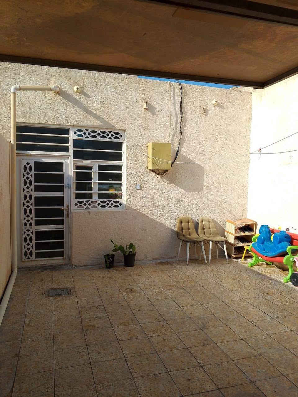 - الموقع: حي ميسان، مقابل حي العسكري،
- المساحة: 100 متر مربع
- المواصفات:
    - عقد زراعي
    - غرفة، صالة، مطبخ، صحيات داخلية وخارجية
    - يبعد عن شارع الصب 100 متر، قريب على شارع العام
- الخدمات: تبليط، إنارة ليلية، ماء، كهرباء
- السعر: 40 مليون دينار بيه مجال

      الاستفسار اتصال ع رقم  
 *************
