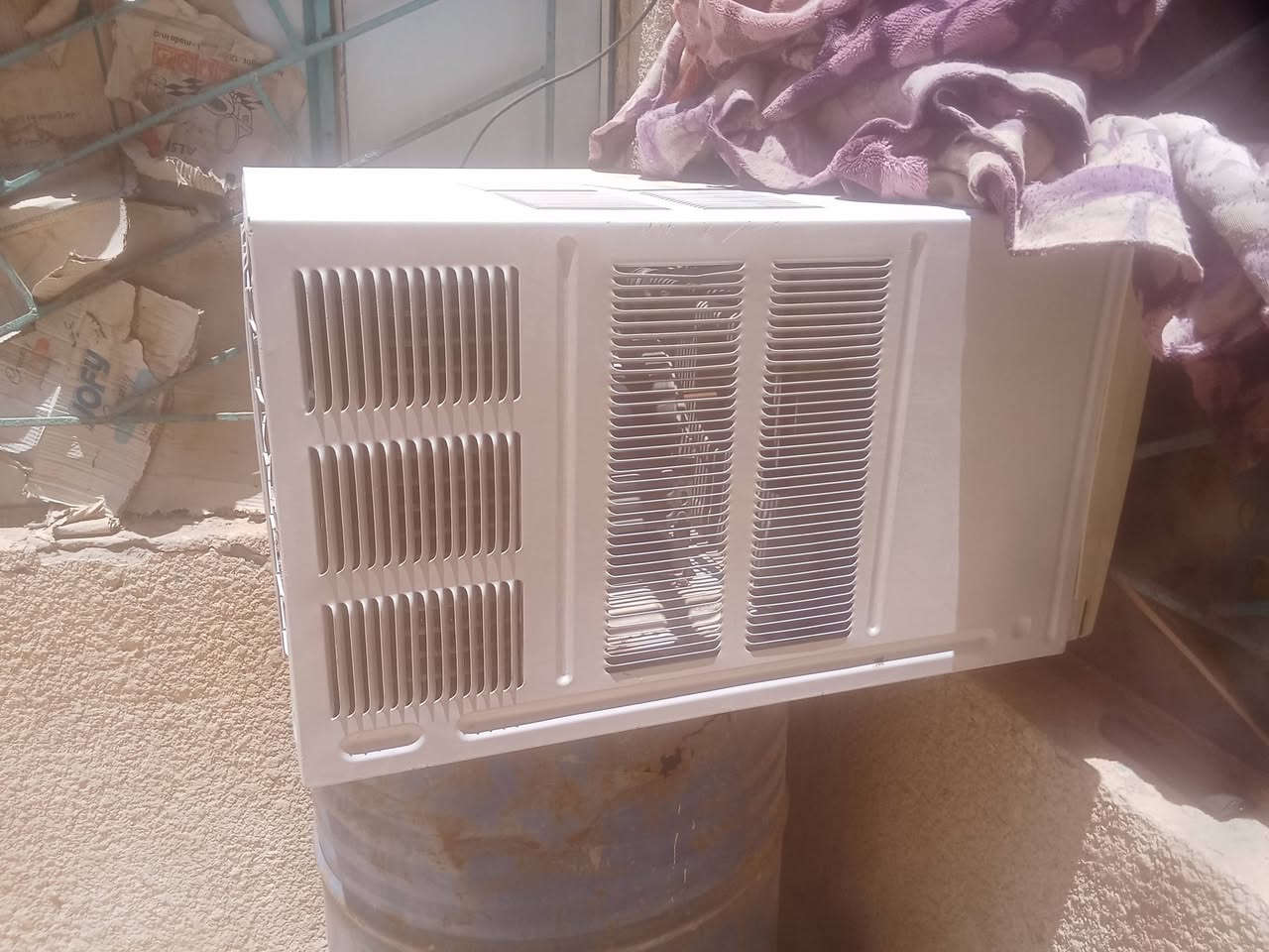 السلام عليكم مكيف للبيع ابو الطنين جديد وما صار له هواي ثلاثه اشهر السعر 250 قفل/***********/
