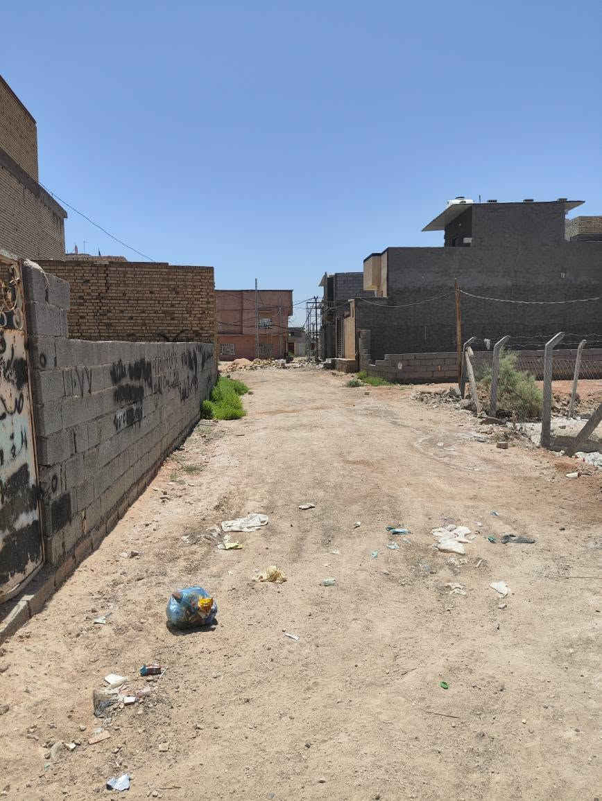 سلام عليكم قطعه ارض للبيع ركنيه على شارعين  تصلح سكن تريد حسينيه للزوار طريق كربلاء بغداد نزلتها من النافوره والها طريق على روضتين والها طريق على مدرسه الغزالي بالودي خدمات كامله ماء بنص القطعه كهرباء يمها مجاري موجوده سند 25اقرار بسمك ثاني يوم المساحه ١٠٠متر تم تنزيل  السعر 20مليون وبيها مجال تبعد عن الإمام ٣كيلو باقي التفاصيل أتصل *********** كربلاء, العراق
