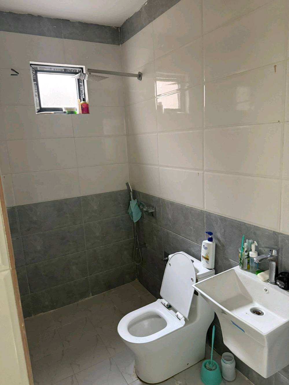  ملك 125 متر طابقين منطقة حي الاساتذة قرب اسواق دبي وملعب الاساتذة يحتوى المنزل على 3 غرف نوم ومخزن يصلح غرفة ومطبخ وصالة استقبال وممر واسع و3 حمامات(ثنين داخل المنزل وواحد خارجي) للاستفسار ورؤية المنزل التواصل مع: +964 775 843 7521سعر المنزل300 مليون قفل