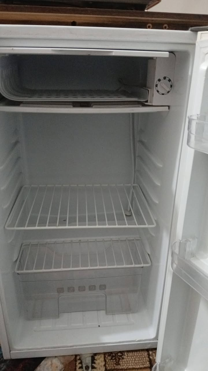 ثلاجة رويال حجم ٥ قدم شغالة وبحالة ممتازة سعر ٨٠ ألف عنوان بداية مدينة الصدر أولى موبايل ***********
