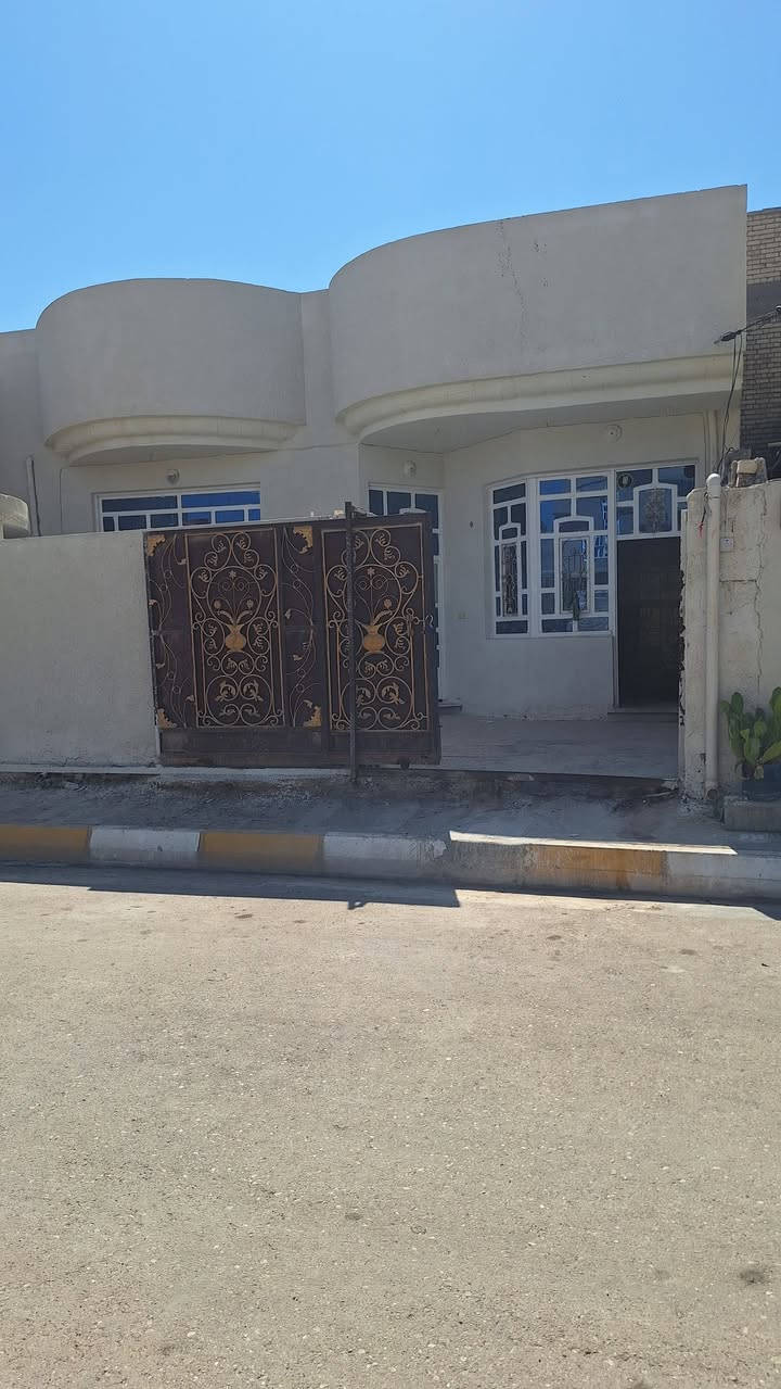 السلام عليكم مشتمل البيع مساحته ١٢٥ مربع المكان بحي العسكري قرب شارع العام يبعد عن شارع ١٠٠ متر طابو صرف *********** ***********
